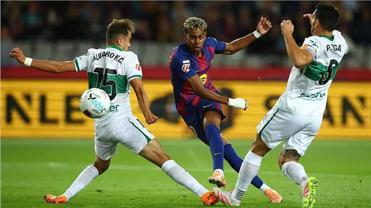 توقيت حاسم.. موعد مباراة برشلونة وإلتشي في الدوري الإسباني وتردد القناة الناقلة